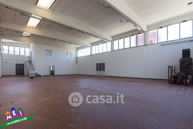 Capannone in commerciale in 