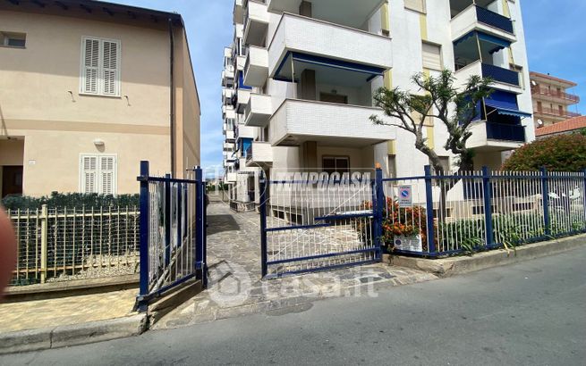 Capannone in commerciale in Via Bent. Amilcare Nuvolone 33