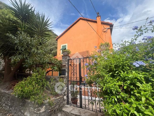 Casa bi/trifamiliare in residenziale in