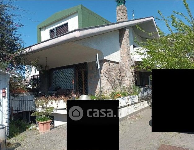 Casa bi/trifamiliare in residenziale in Via Ticino 12