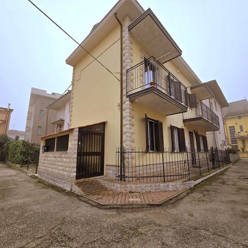 Villa in residenziale in Via Pasubio