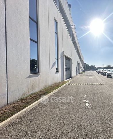 Capannone in commerciale in Via Bacco