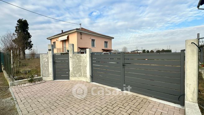 Casa indipendente in residenziale in Strada Castelceriolo 5