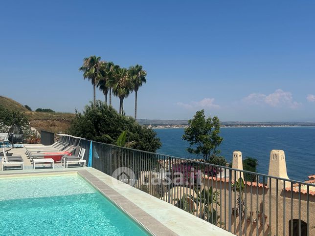 Villa in residenziale in Baia del Riccio