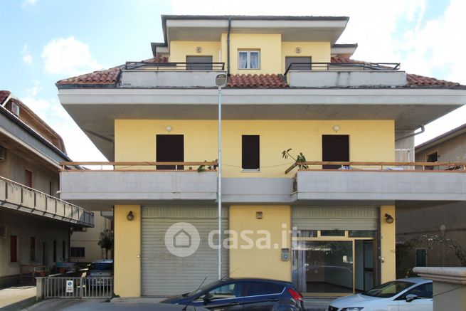 Negozio/locale commerciale in commerciale in Via G. D'Annunzio 122