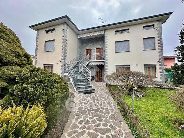 Casa bi/trifamiliare in residenziale in Via Roma 1