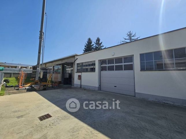 Capannone in commerciale in