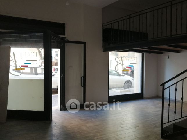Negozio/locale commerciale in commerciale in Via Cristoforo Colombo 1 /B