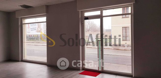 Negozio/locale commerciale in commerciale in Via Passo Buole 79