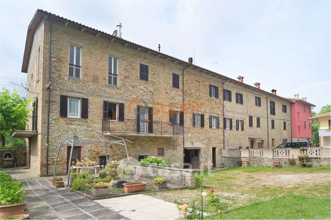 Casa bi/trifamiliare in residenziale in 