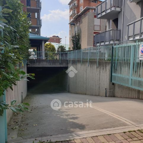 Box/posto auto in residenziale in Via Ugo Foscolo 9