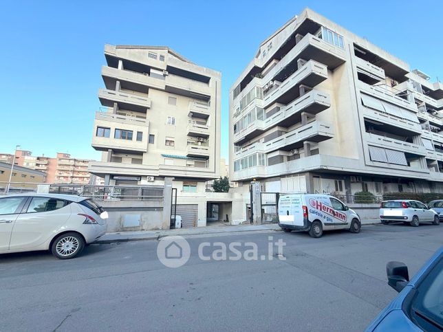 Box/posto auto in residenziale in Via Olanda 16