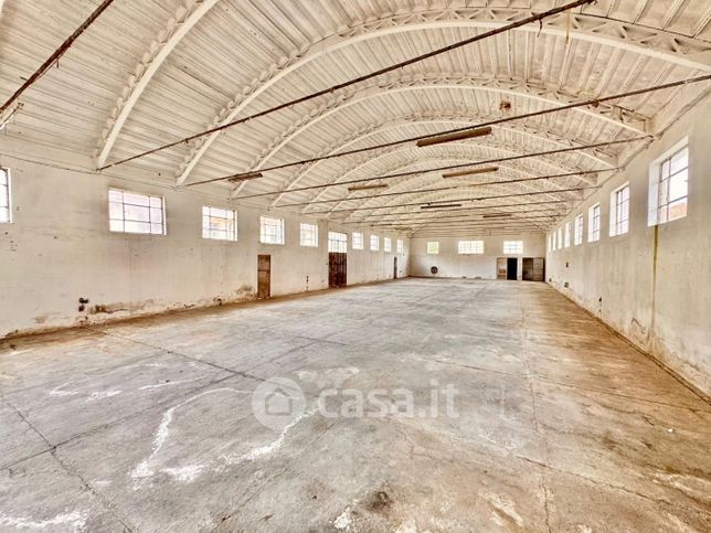 Capannone in commerciale in