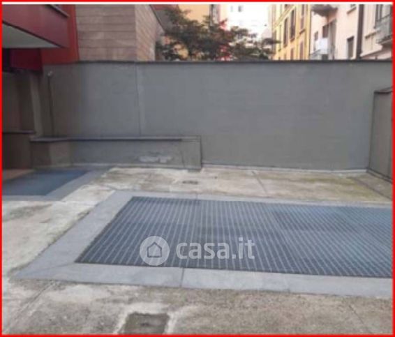 Box/posto auto in residenziale in Viale Emilio Caldara 38