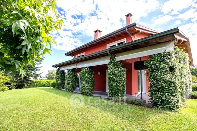 Villa in residenziale in Via Cesare Battisti