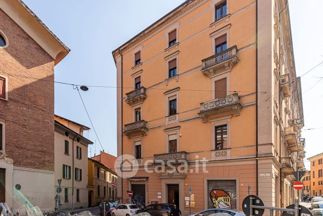 Ufficio in commerciale in Via Alfonso Rubbiani 2