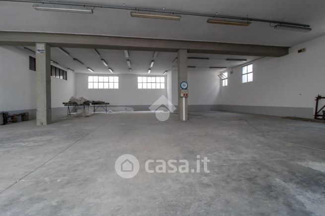 Capannone in commerciale in Via Gavardina