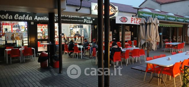 Attività/licenza (con o senza mura) in commerciale in Via Fratelli Tampellini 5