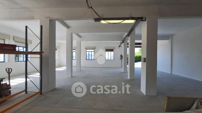 Capannone in commerciale in Via 25 Aprile 28
