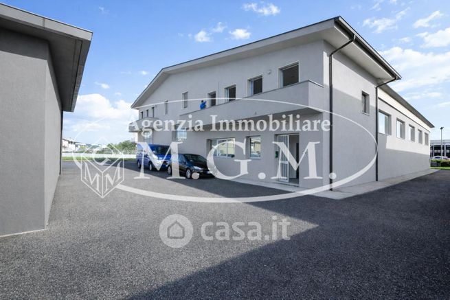 Capannone in commerciale in Via Colombaie