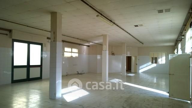 Capannone in commerciale in 