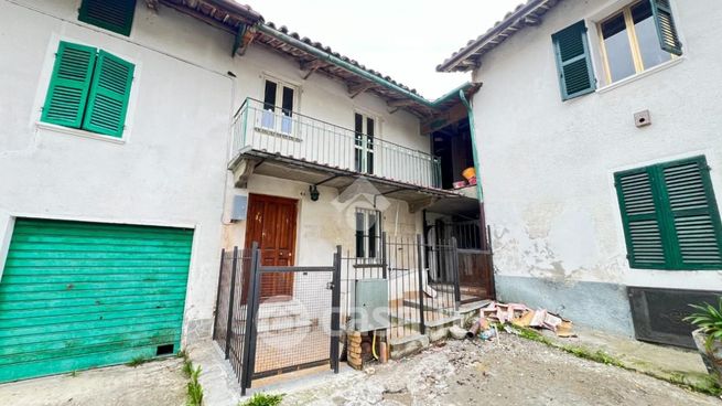 Casa bi/trifamiliare in residenziale in Via IV Novembre 34