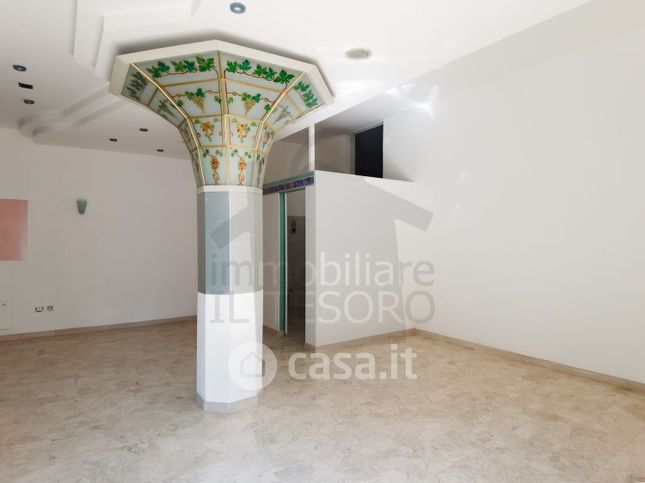 Negozio/locale commerciale in commerciale in Viale Gian Battista Marino