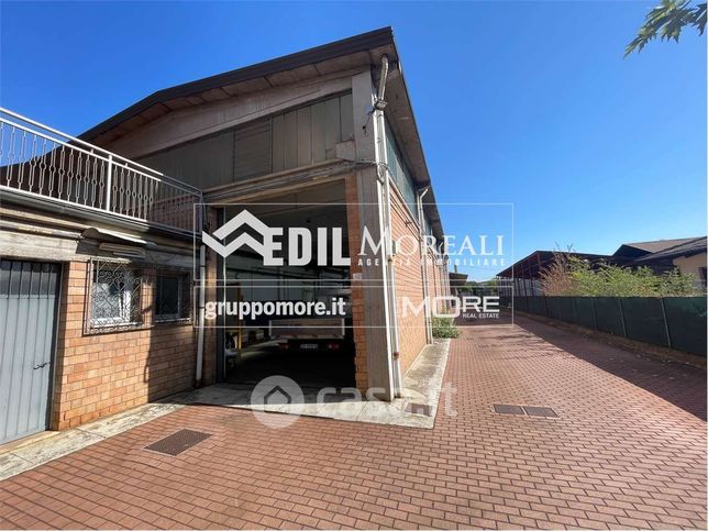 Capannone in commerciale in
