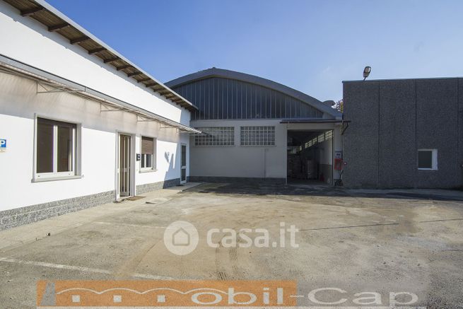 Capannone in commerciale in Via Donato Bramante 8