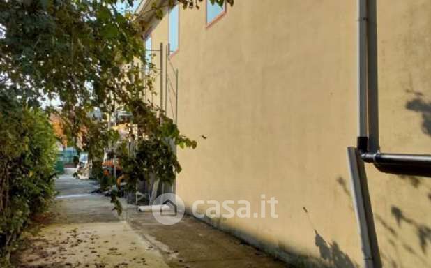 Capannone in commerciale in Via Bologna