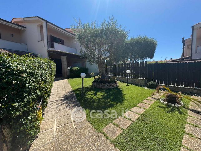Villetta a schiera in residenziale in Via Oceano Indiano 36