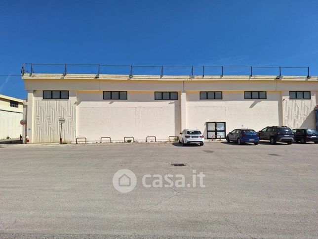 Capannone in commerciale in Via de Iannatro