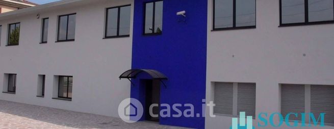 Capannone in commerciale in