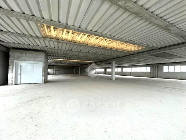 Capannone in commerciale in Via A. Canova 7
