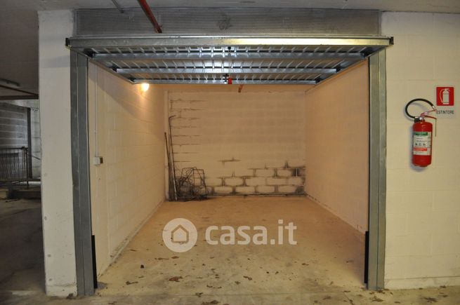 Garage/posto auto in residenziale in Strada dei Tufi