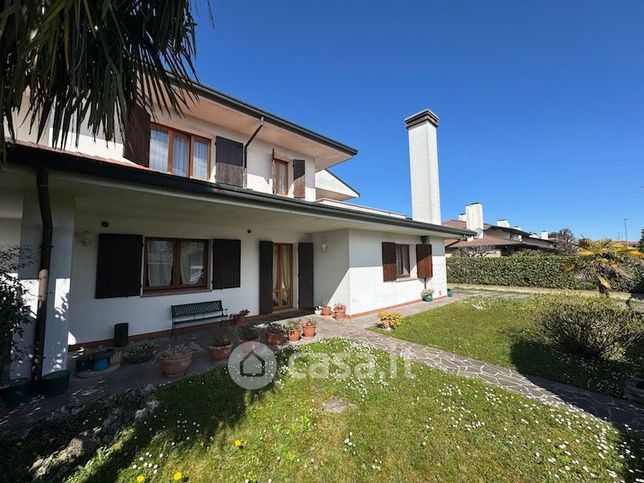 Casa bi/trifamiliare in residenziale in 