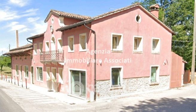 Ufficio in commerciale in Via Bassanese 23