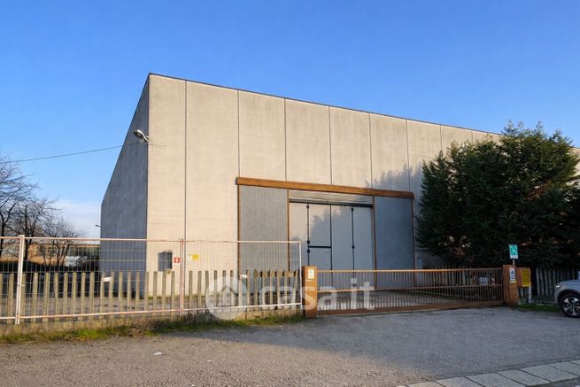 Capannone in commerciale in Via la Bionda