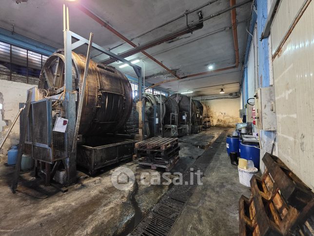 Capannone in commerciale in Via Celentane 46
