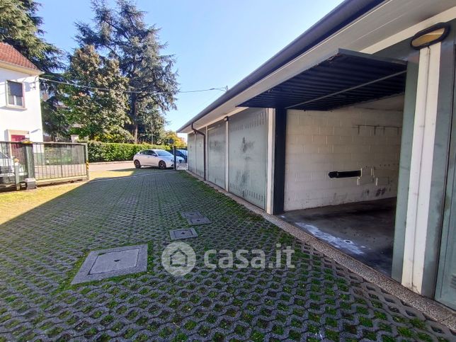 Box/posto auto in residenziale in Via Novara 30