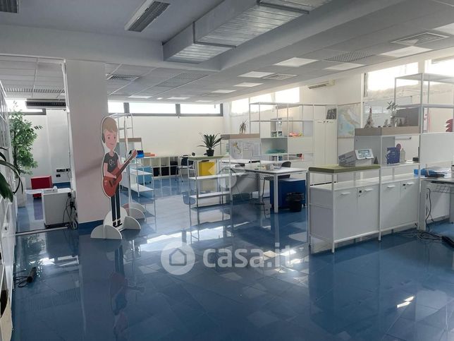 Capannone in commerciale in Via Michele Bucci 55