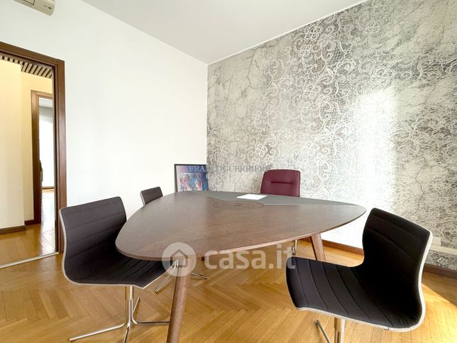 Ufficio in commerciale in Via Italia