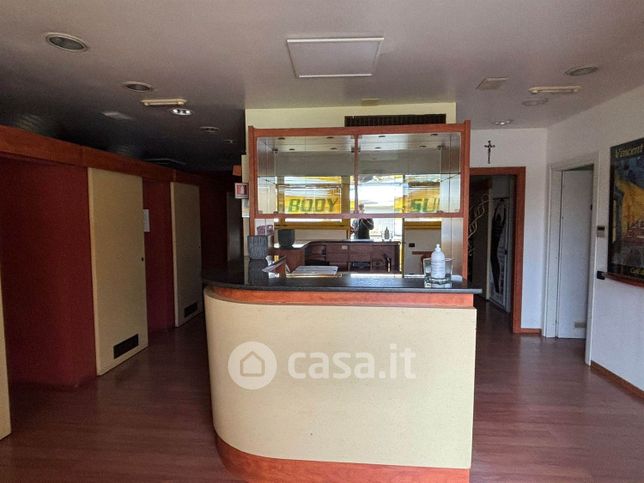 Ufficio in commerciale in Via Italia 197