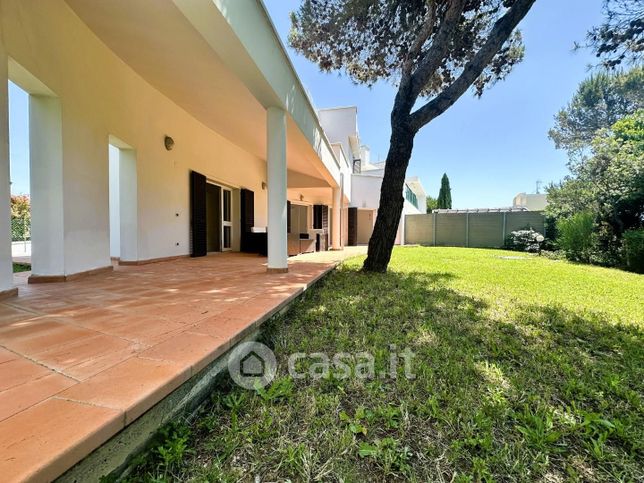 Villa in residenziale in Strada Provinciale 11