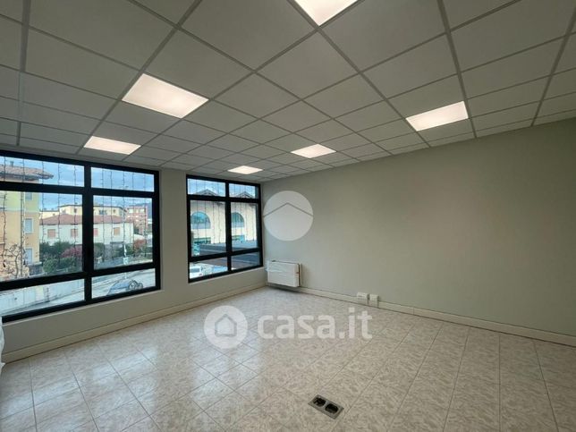 Ufficio in commerciale in Via Bianzana