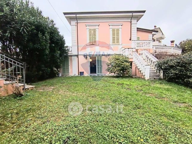 Casa bi/trifamiliare in residenziale in Via Marina 12