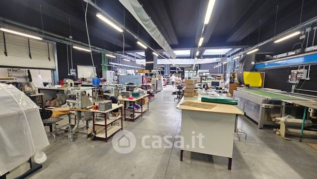 Capannone in commerciale in Via Charta 77
