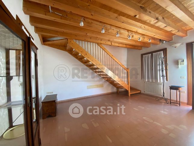 Casa bi/trifamiliare in residenziale in 