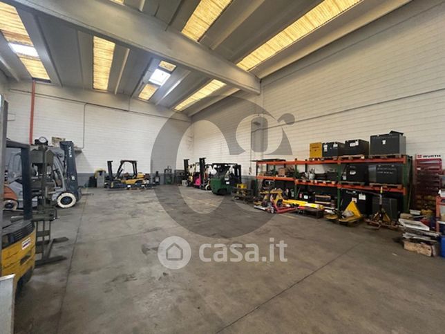Capannone in commerciale in Via della Ferrovia