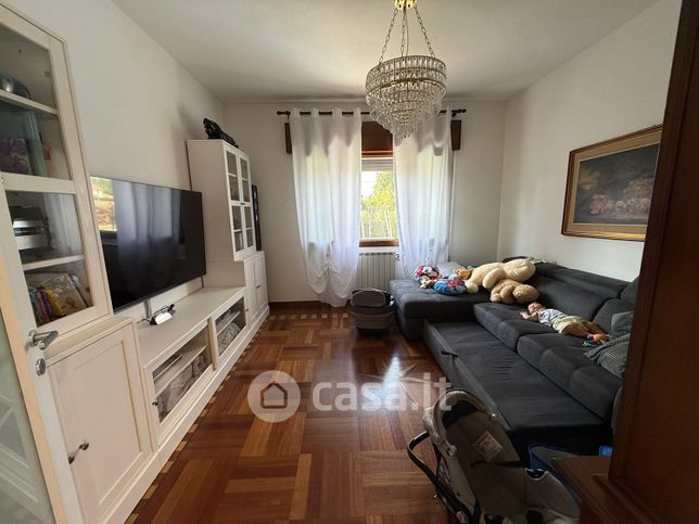 Casa bi/trifamiliare in residenziale in Via Nino Springolo